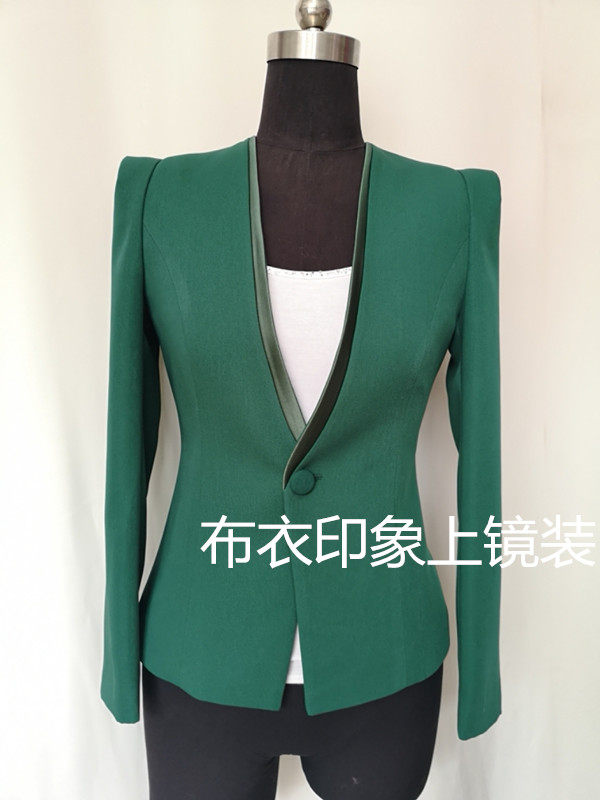 Cloth Impressionable to be a female presenter on a mirror Costume Announcer candidate for interview with a small suit QB8100