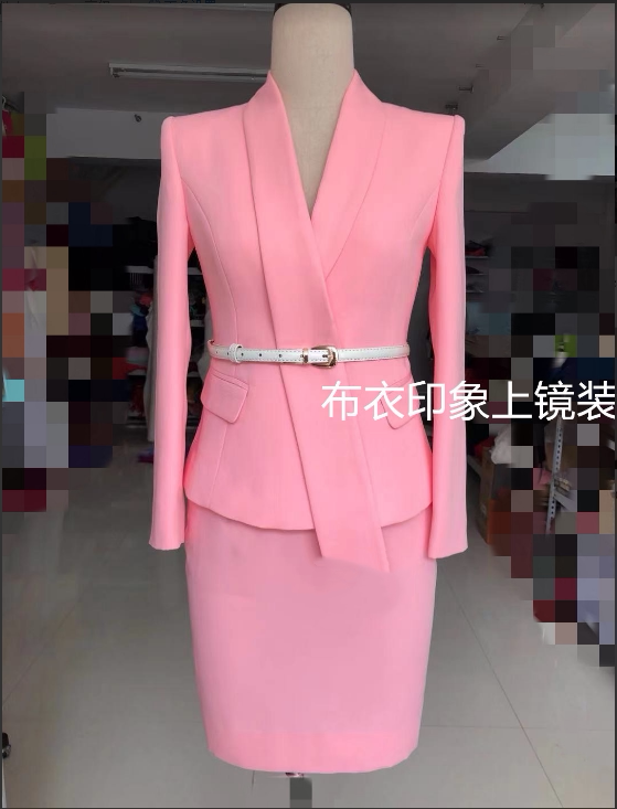 Cloth Impressionable to be a female presenter on a mirror Costume Announcer candidate for interview with a small suit QB8170