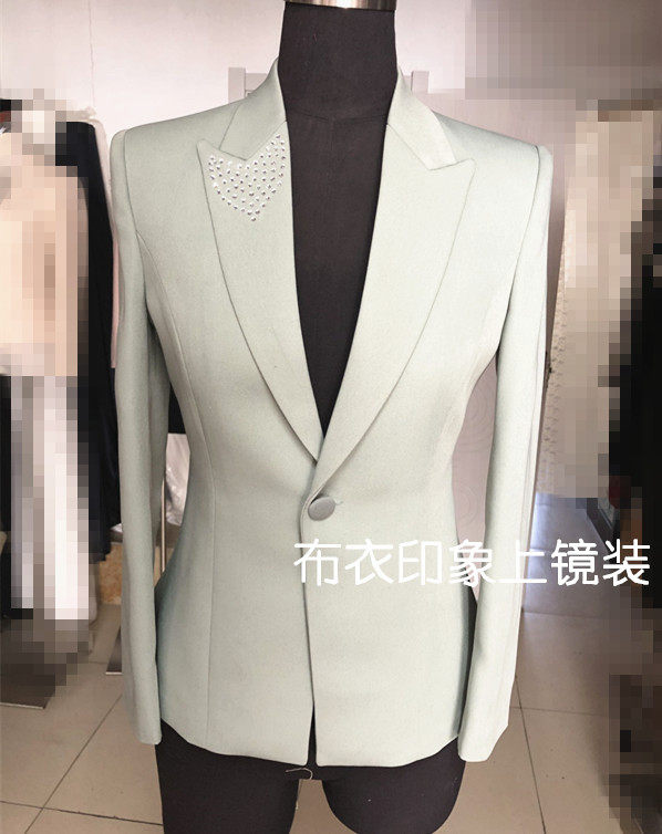 Cloth Impressionable to be a female presenter on a mirror Costume Announcer candidate for interview with a small suit QB897