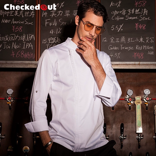 Шеф -повара по шеф -повару Мужчины и женщины с длинными пустями -на нем больше метров после ресторана, повар кухонного питания