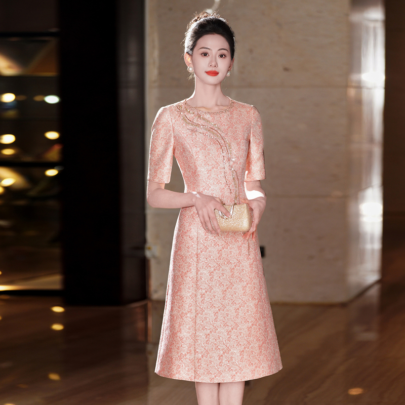 Autumn Wedding Dress for Mother of the Bride, Embossed Pink Round Neck A-Line Dress, Stylish and Youthful, Suitable for Petite Mothers-In-Law at Banquets Autumn Wedding Dress for Mother of the Bride, Embossed Pink Round Neck A-Line Dress, Stylish and Youthful, Suitable for Petite Mothers-In-Law at Banquets