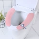 Теплый котенок поднимает розовый