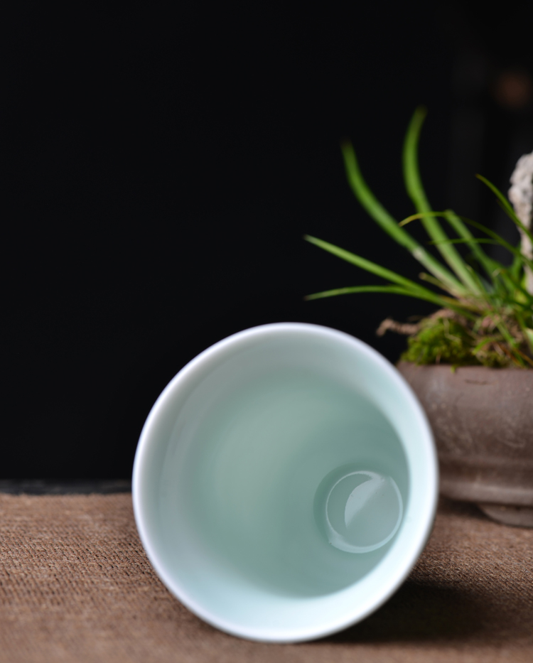 Offered home - cooked manual shadow blue glaze in kung fu tea master of jingdezhen ceramic cup cup sample tea cup single small tea cup