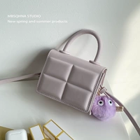 Сиреневый маленький милый мобильный телефон