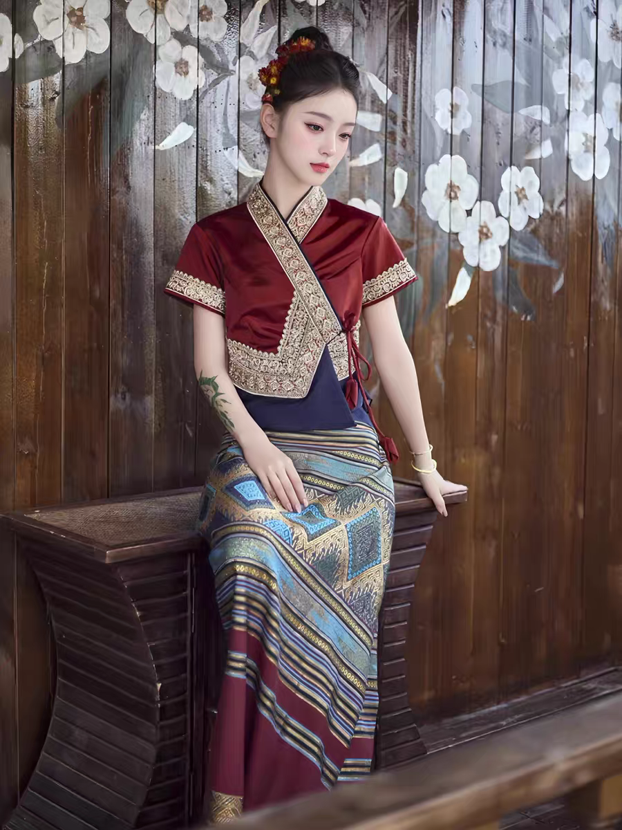 シーサンパンナの伝統的なダイ族の衣服、日常の仕事用のスカートスーツ、旅行写真、東南アジア風の衣服、半袖、七分袖