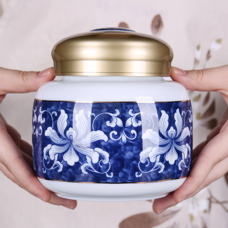 Is blue and white porcelain tea pot of household ceramic POTS large storage with cover seal tank storage fittings of kung fu