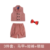 Красный жилет, красные шорты, галстук-бабочка