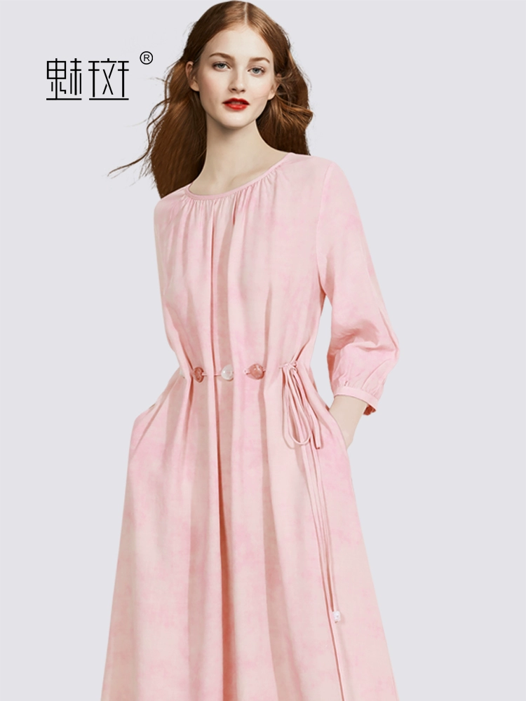 魅斑粉色绝美超好看夏日连衣裙女2025新款串珠系带大裙摆圆领裙子