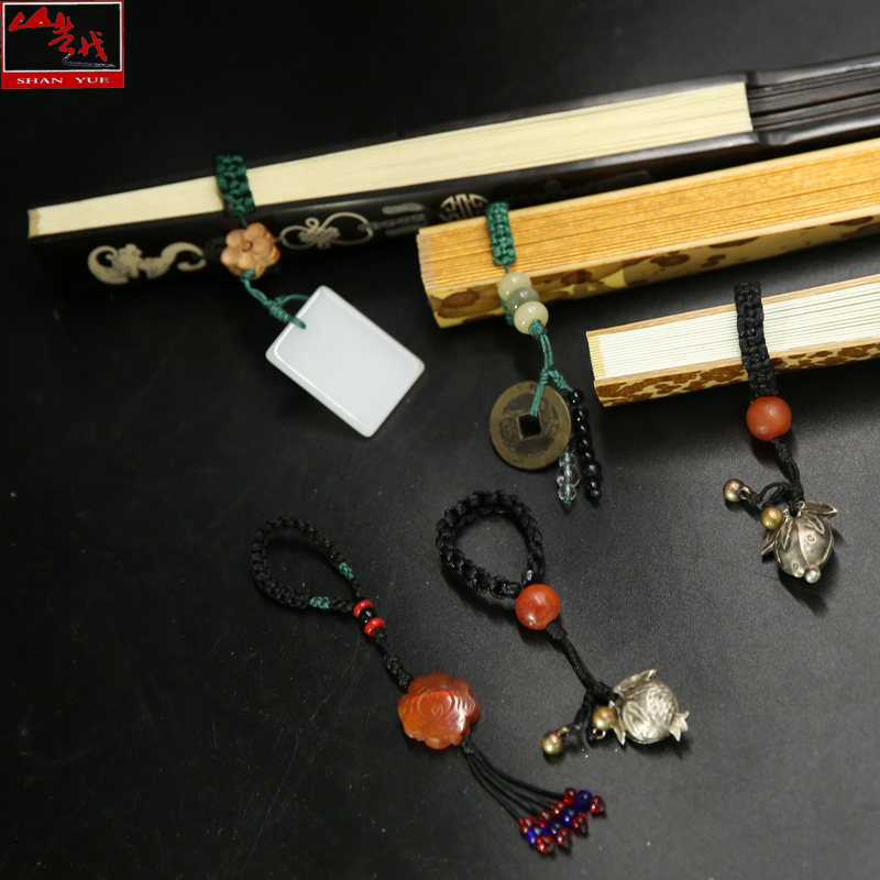 Mountain's new original woven fan buckle fan hoop fan pendant Wen play folding fan pendant Qing Dynasty Antique Red Agate Pendant