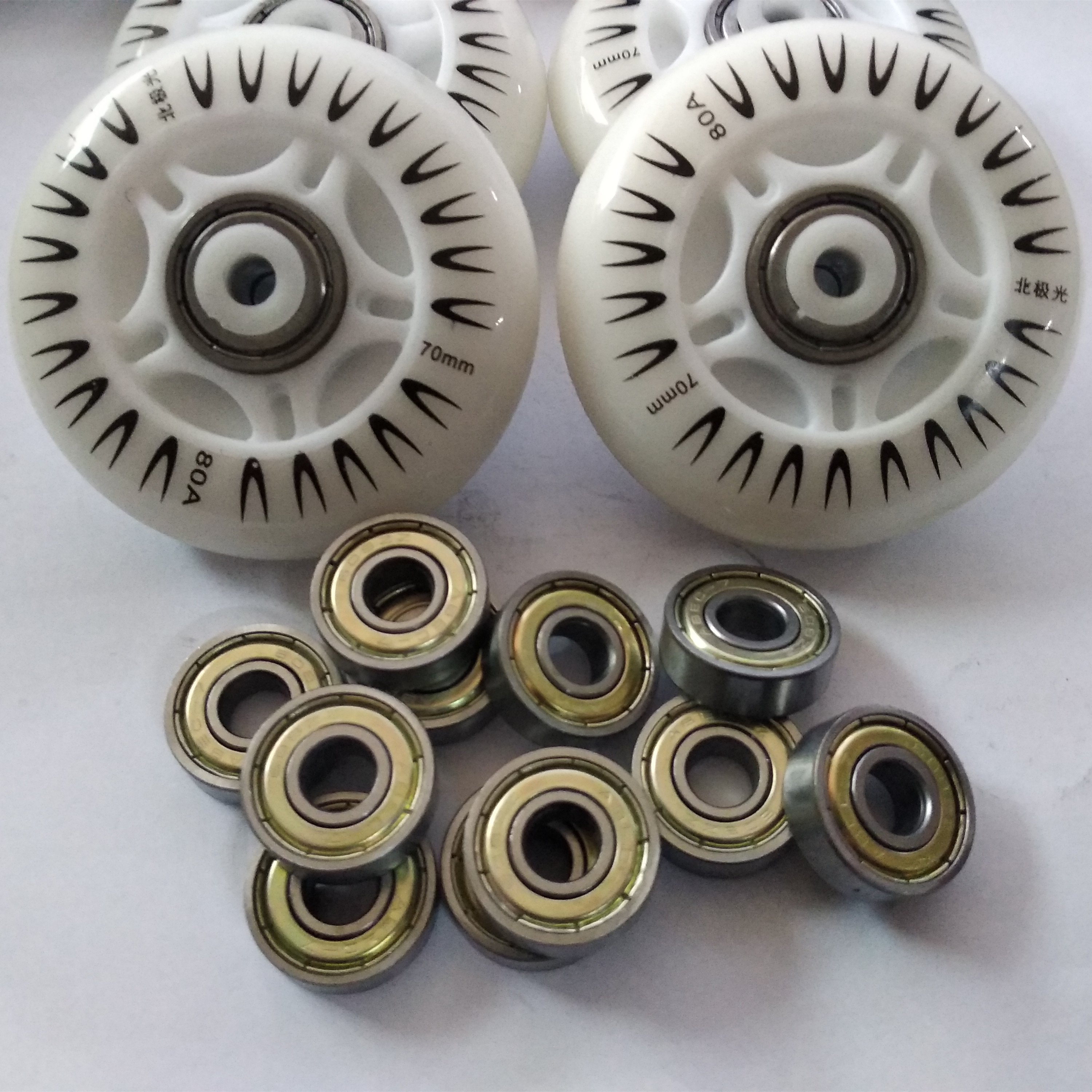Trượt phụ kiện nhân tạo mang sáu bánh xe nhẹ lõi con lăn phổ quát trượt patin 608 giày trượt patin xe đẩy em bé ba vòng xe điện trẻ em