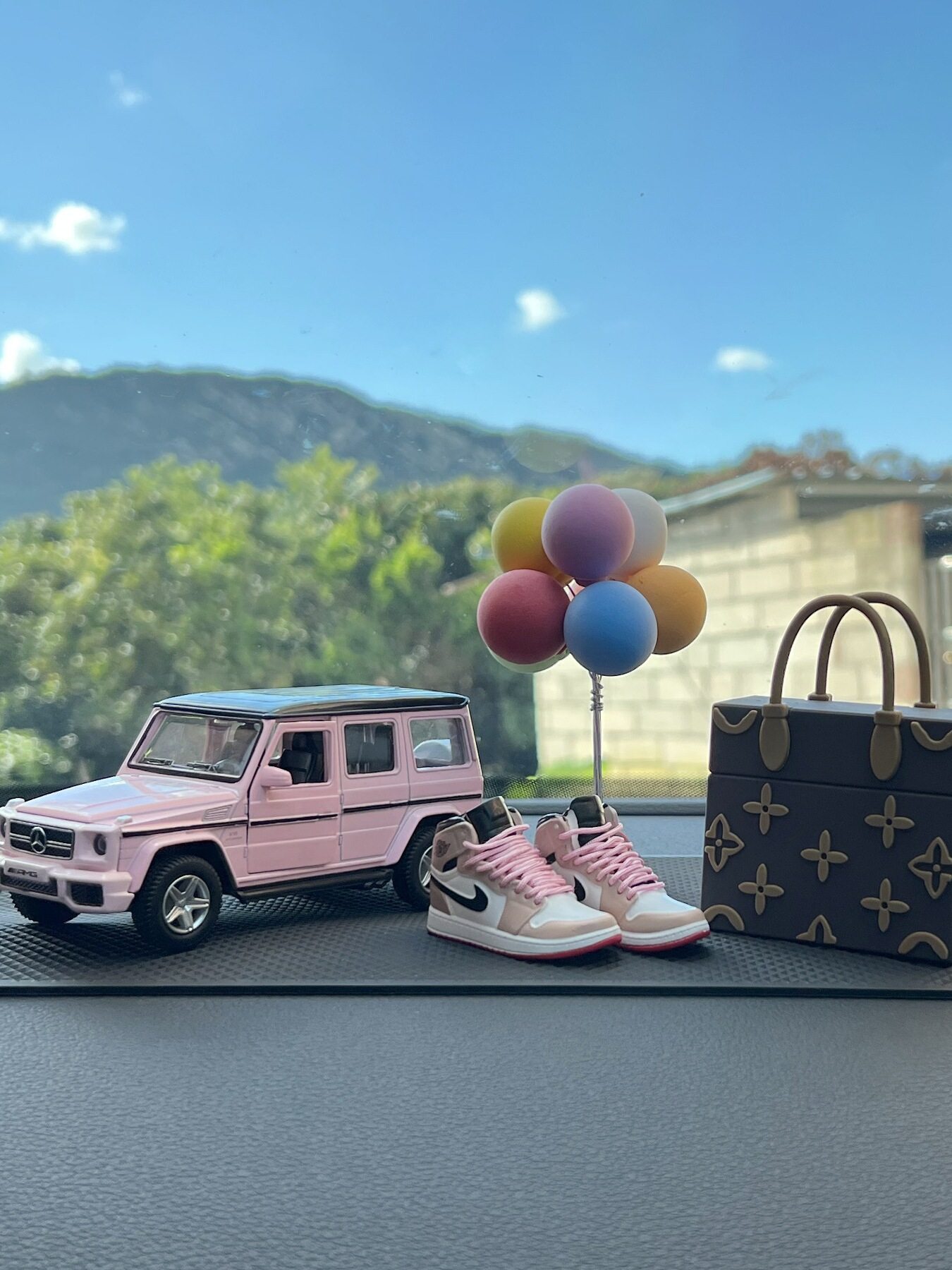 2025 Car Central Control Dashboard Exclusive Car Interior Decoration Light Luxury Unisex Trendy Creative Figurine Model Ornament