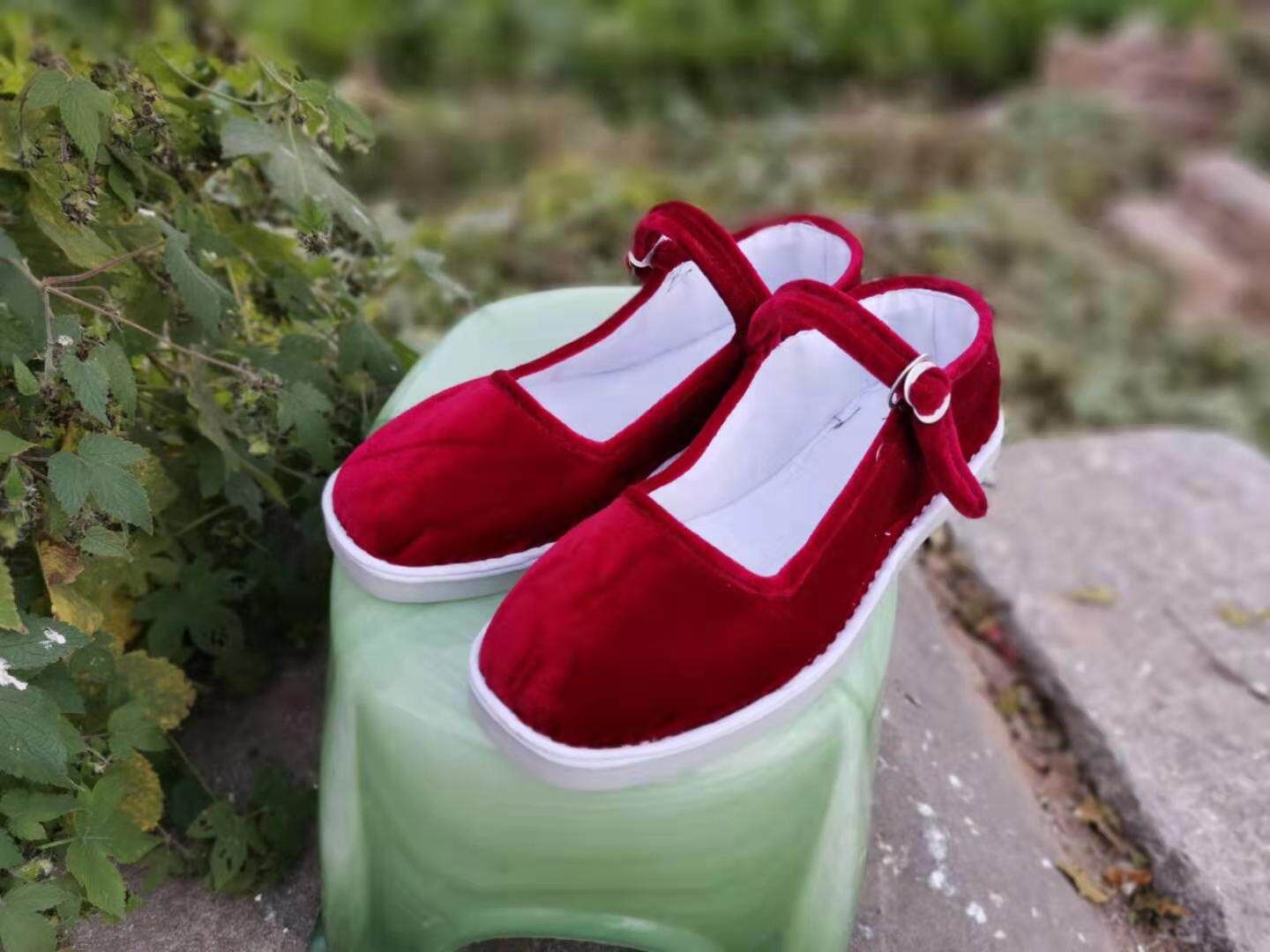 Custom-made pure handmade men's and women's square mouth cloth shoes red gold velvet white plastic flat one-word buckle belt low top