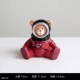 Little Bear Skiller сидит с красными и черными моделями