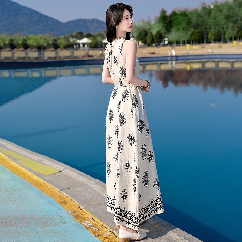 Bohemian Style Halter Neck Printed Dress for Women, Summer Vacation Style, Tie-Waist, Long Skirt with Large Hem