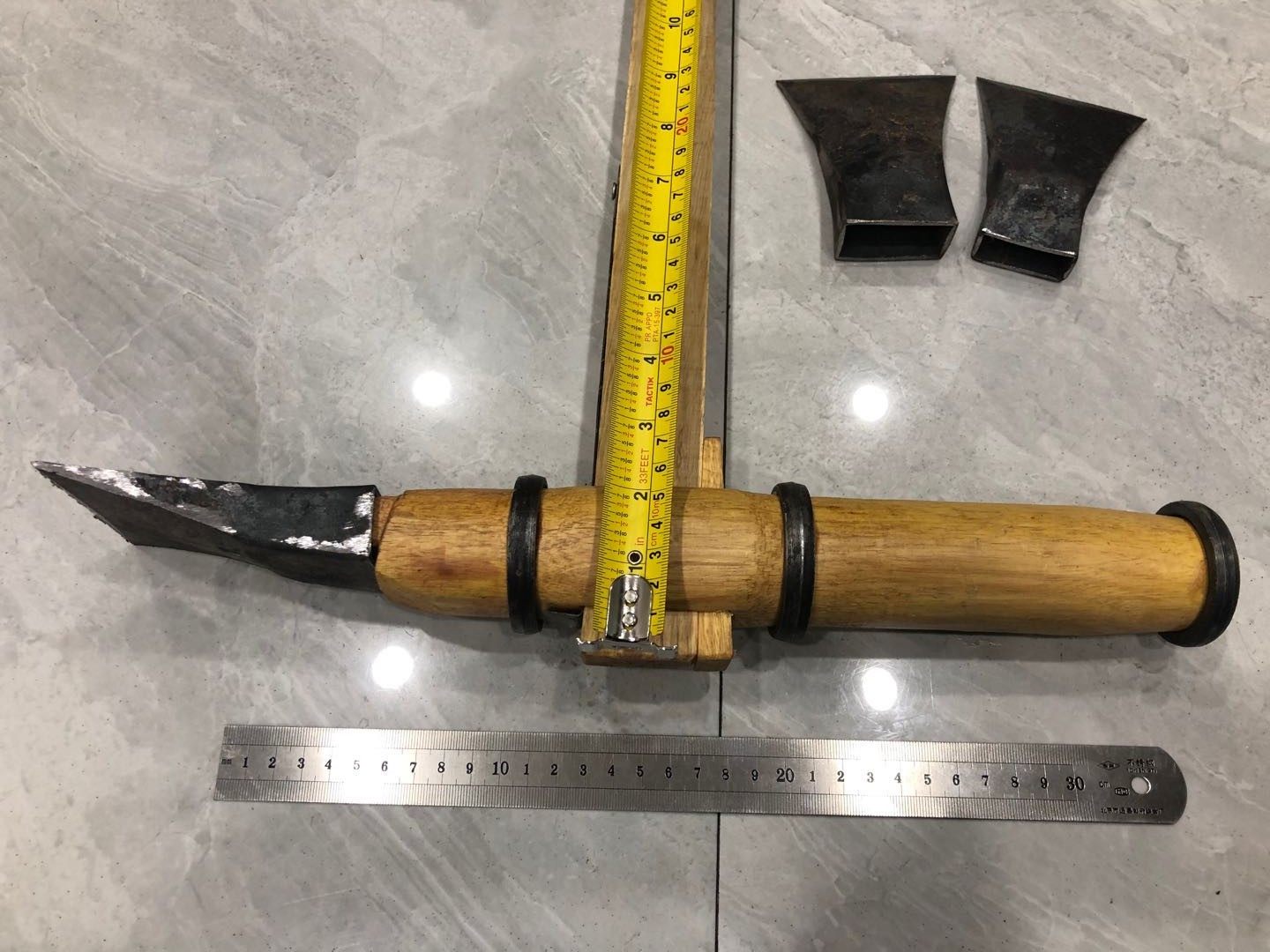 The old carpenter's new work of yellow sandalwood, forged and affixed to the steel, the head of the child