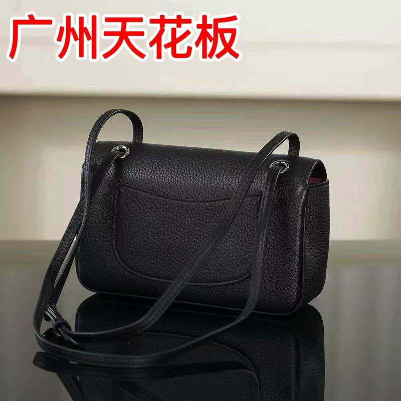 Yue Xiaoxiangfeng 26S Spanish Original Leather Cf Maxi Large Bag with Lychee Pattern, Airport Bag with Silver Chain, Underarm Bag Yue Xiaoxiangfeng 26S Spanish Original Leather Cf Maxi Large Bag with Lychee Pattern, Airport Bag with Silver Chain, Underarm Bag