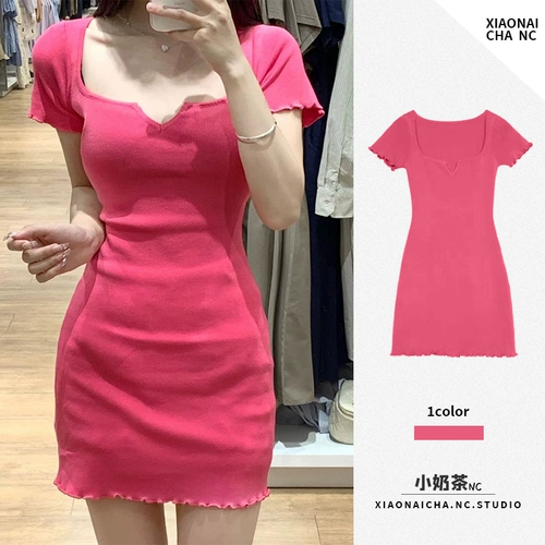 Летнее красное трикотажное приталенное платье, с акцентом на бедрах, подходит для подростков