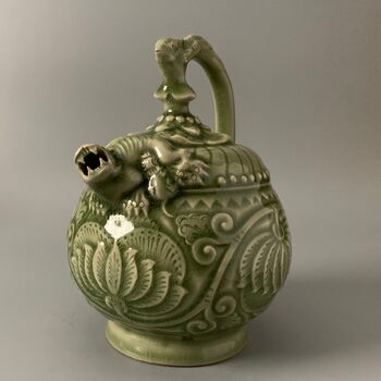 Imitation of the song dynasty yaozhou kiln celadon engraved backflow pot, antique antiques, old goods, second-hand collectibles, ornaments