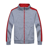 Один бар с бархатными красными рукавами