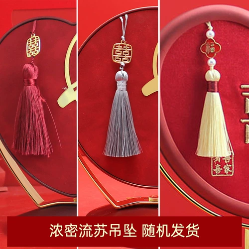 Красный наряд маленькой принцессы, настольное зеркало, двусторонная косметичка