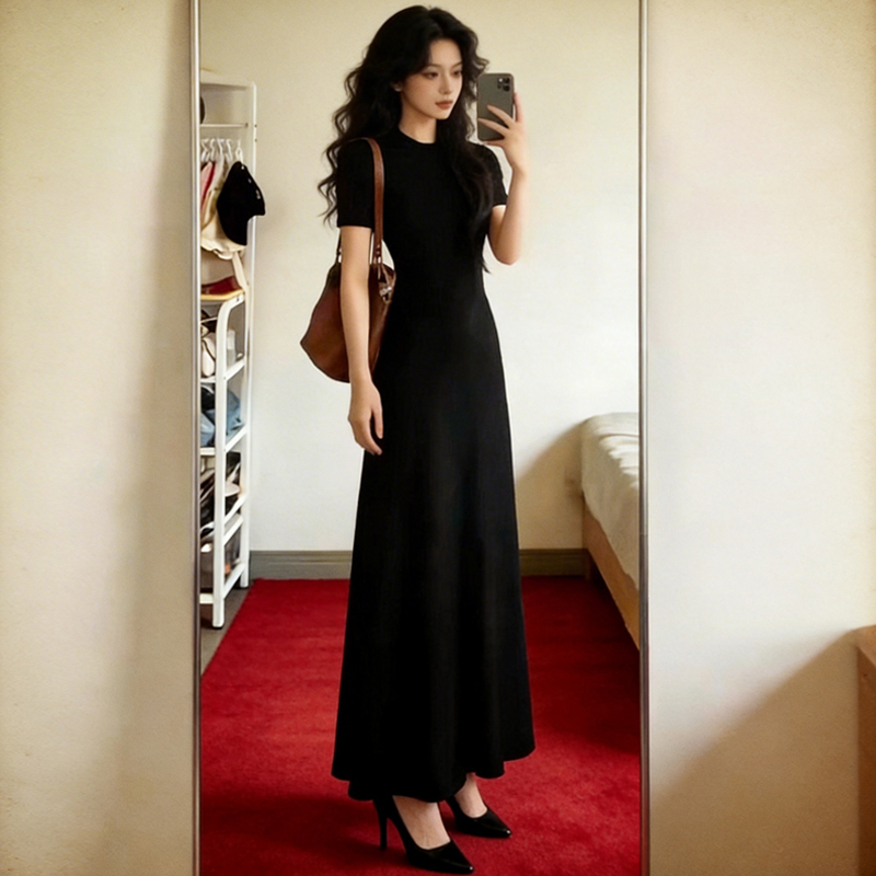 French Hepburn Style Long Skirt with a Large Hem, Slimming Black Waist-Cinching A-Line Skirt That Covers the Hips, Short-Sleeved Dress for Tall People