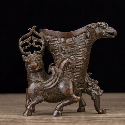 Прекрасная голова оленя из старой меди, орлиный клюв, бутылка, орнамент винной бутылки, антикварная коллекция, богатая патина