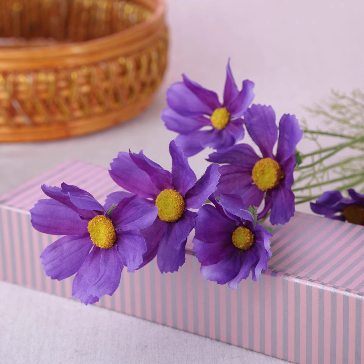 Emulated flower fake flower African daisy bouquet with small frescoed parlor in the living-room silk flower lattice mulberry flower Persian chamomile to put flowers-Taobao