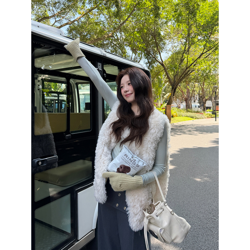 Even Yiwen【Snowfall】Korean-Style Gentle Sleeveless Plush Vest for Autumn and Winter Layering Even Yiwen【Snowfall】Korean-Style Gentle Sleeveless Plush Vest for Autumn and Winter Layering