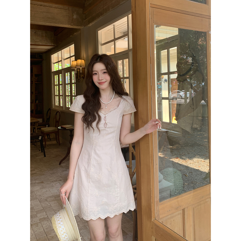 Even Yiwen【Early Summer Confession】Korean-Style High-Intelligence and Gentle Dress, French Lace V-Neck Embroidered Waist-Cinching Dress Even Yiwen【Early Summer Confession】Korean-Style High-Intelligence and Gentle Dress, French Lace V-Neck Embroidered Waist-Cinching Dress