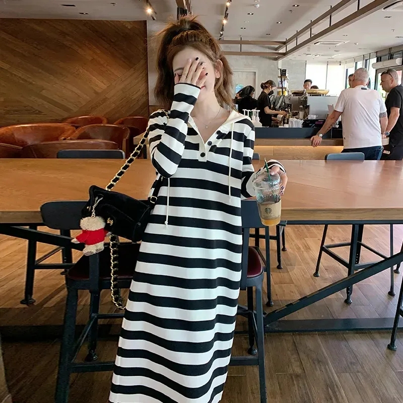 Spring and Autumn New Korean Style Black and White Striped Dress for Women, Loose and Slimming, College Style Long-Sleeved Hooded Sweatshirt Dress