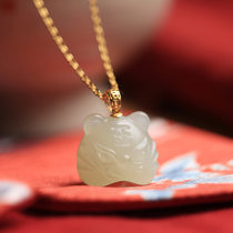 Small tiger 18K pure gold gold and Tian jade necklace light extravagant senior design feeling small crowd pendant female tiger year belongs to female