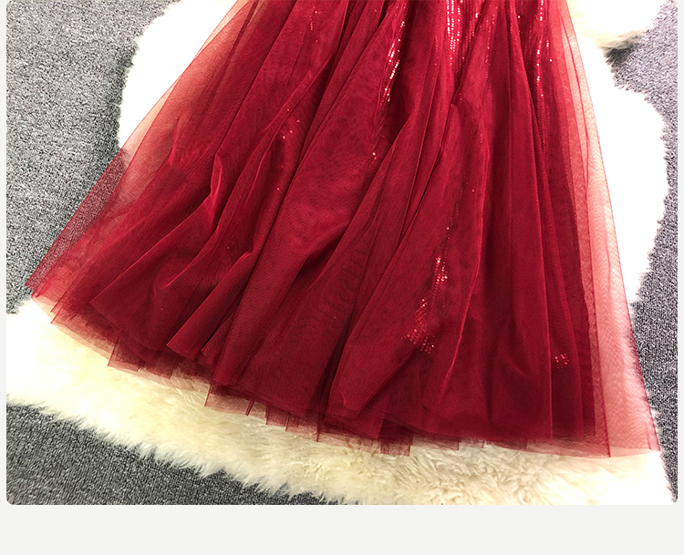 Các nếp gấp của rủ là mỏng. Các sequin màu đỏ tía được nối cho phần giữa và dài của váy dày đùi. - Váy chân váy bò dài