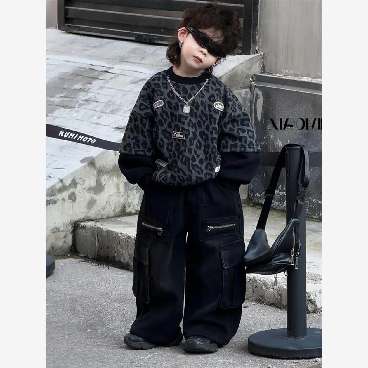 Осенне-зимний бархатный костюм для мальчиков, коллекция 2025 года, детская корейская версия бархатного свитера с леопардовым узором, красивый комбинезон с оборками, трендовый комплект из двух предметов