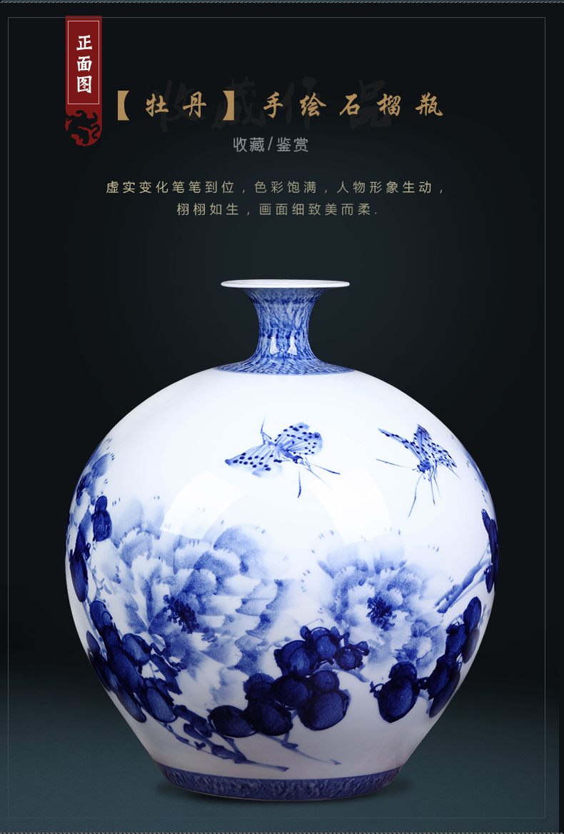 Jingdezhen ceramics master hand draw freehand brushwork in traditional Chinese blue and white porcelain vases, sitting room adornment of new Chinese style porch place