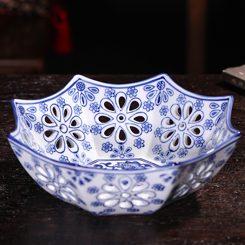 Jingdezhen hollow circular blue and white porcelain ceramic fruit bowl creative new Chinese style decoration ware tea table furnishing articles