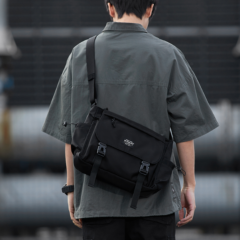 Wood Village Dazzling Satchel Satchel Men Tide Card Single Shoulder Charter Capable of Wind Large Capacity Postbag Female sports Casual Backpack-Taobao