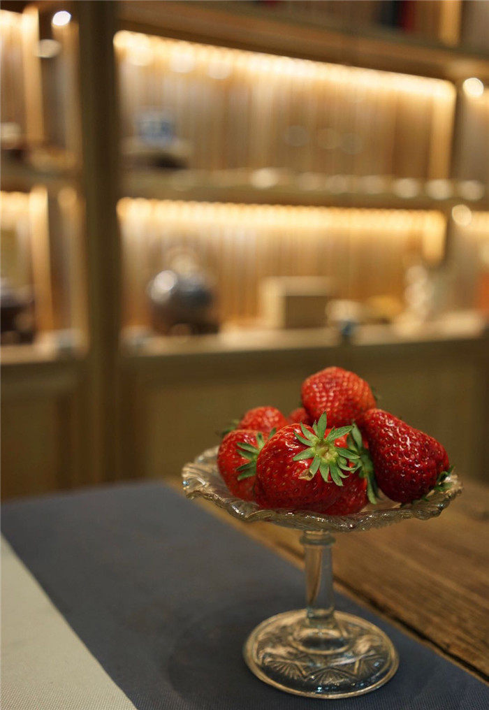 Old Shanghai antique glass plate old - fashioned glass bottle carvings nostalgia vase disc collection of old - fashioned Western ocean goods