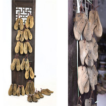 Collect nostalgic old objects for decoration solid wood shoe lasts shoe lasts shoe braces stereotypes clothing store shoe store decoration furnishings