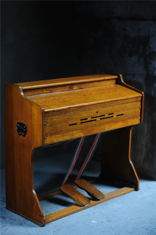 Bàn đạp đàn organ cũ đàn piano màu gỗ retro cổ điển được sử dụng trang trí nhạc cụ nhiếp ảnh đường - dương cầm