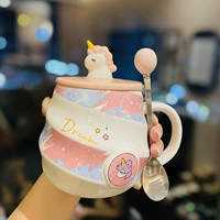 Симпатичная радужная керамика Unicorn Three Malker Cup, приносящая начальную таблетку девушку, пьющая кофейную чашку с водой