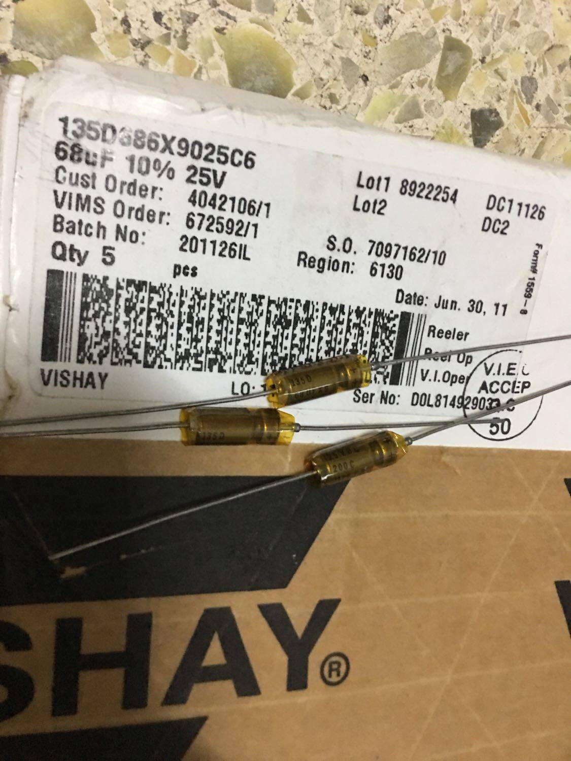 135D686X9025C6 VISHAY 25V68UF high temperature silver oil liquid axial tantalum capacitor