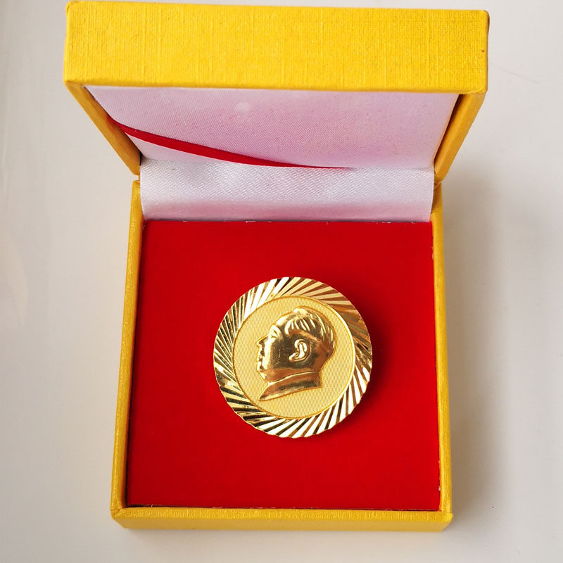 Mao Lord's badge badge badge plated real gold copper gift box threaded medal pin Mao Grandpa souvenir