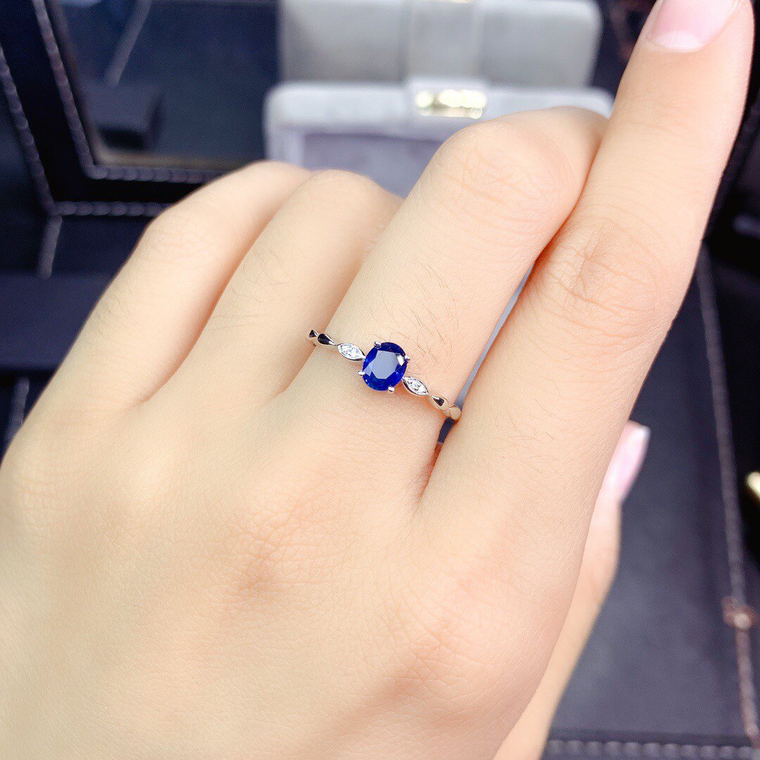 Natural sapphire ring, high clarity and full of fire color, main stone 4*5mm, 925 silver electroplated white gold precision inlay