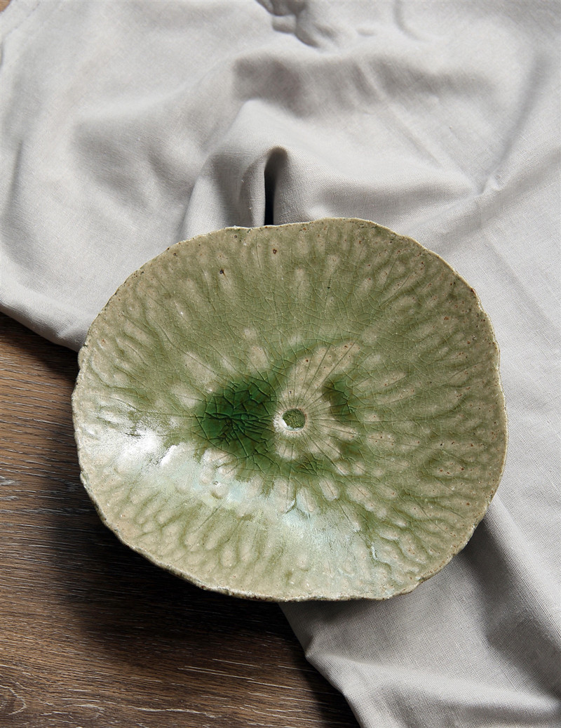 Japan imports hand-made rough pottery lotus leaf-shaped plate Japanese-style household ice-cracked glaze lotus leaf three-legged creative sashimi plate