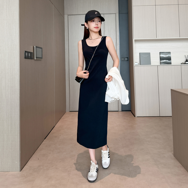 French-Style Black Camisole Dress with Chest Pads for Outerwear, 2026 Summer Waist-Cinching Slim-Fit Sleeveless Long Dress