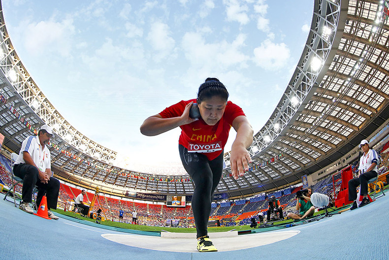 В соревнованиях по толканию ядра 6 спортсменов