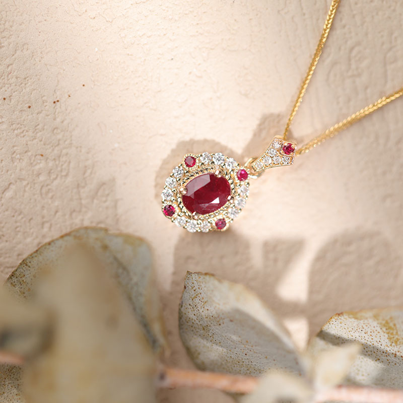 Natural Ruby 18K Gold Pigeon Blood Natural Diamond Inlaid Vintage Luxurious Pendant Natural Pigeon Blood Red Exquisite Natural Ruby 18K Gold Pigeon Blood Natural Diamond Inlaid Vintage Luxurious Pendant Natural Pigeon Blood Red Exquisite