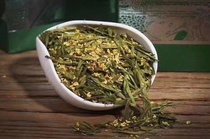 A can of Jiuqu Red Plum Tea does not come with green tea