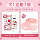 Мужчина -ученик естественным образом бросает маленькое черное кольцо синей невидимой миопии.