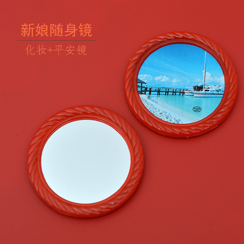 The bride holds a small mirror for marriage, a red festive small round mirror, a mini wedding supplies, and a red mirror for accompanying her.